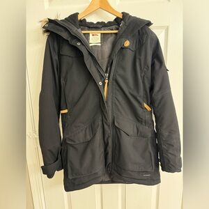 Black Fjallraven jacket size small! Like brand new condition with great fur hood